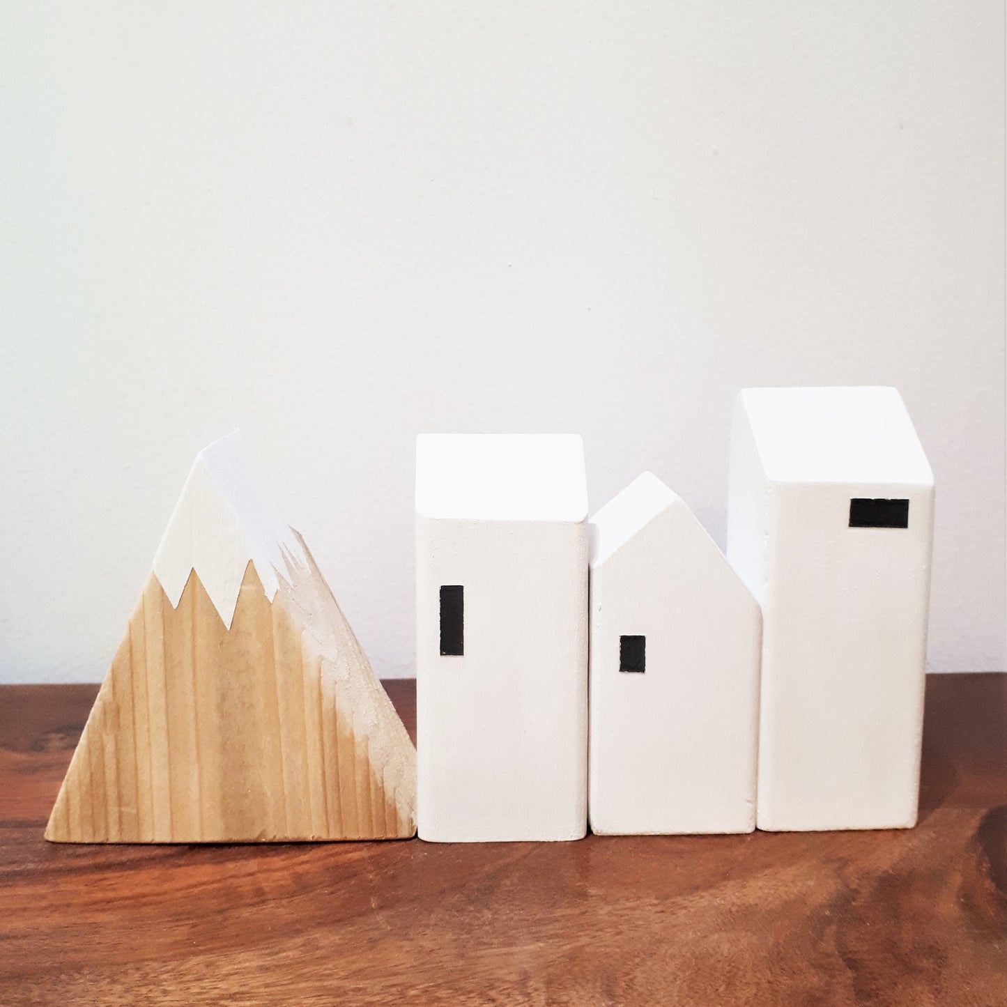 Nordic Village - Three Houses and a Mountain