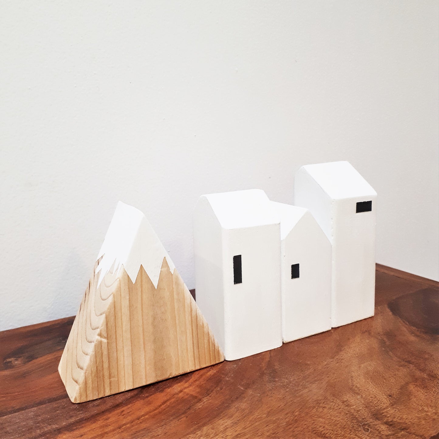 Nordic Village - Three Houses and a Mountain